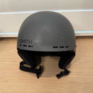 SMITH Gray Matte Helmet with Black Straps